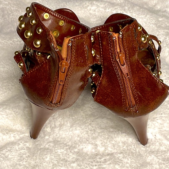 Beautiful brown platform heels with gold grommets - Picture 5 of 8